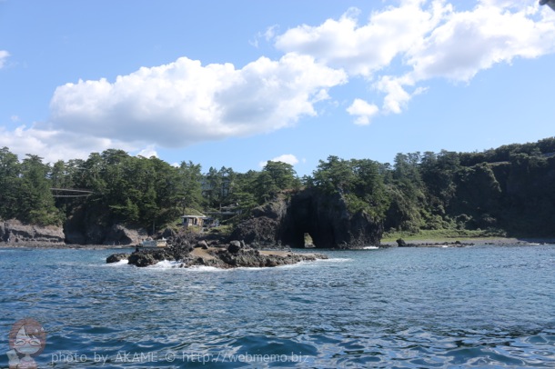 能登観光「巌門公園」遊覧船から見た巌門と日本海