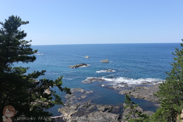 日本海ですれ違う遊覧船
