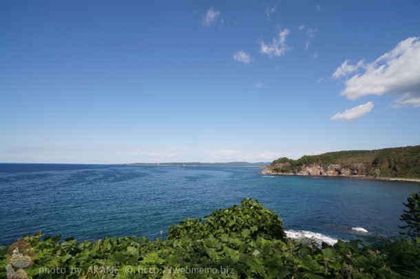 透き通る海と青空