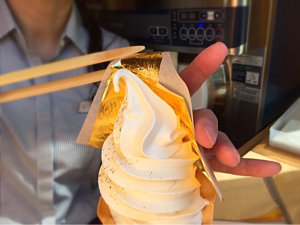 金箔1枚を贅沢に使用した金箔ソフトクリーム