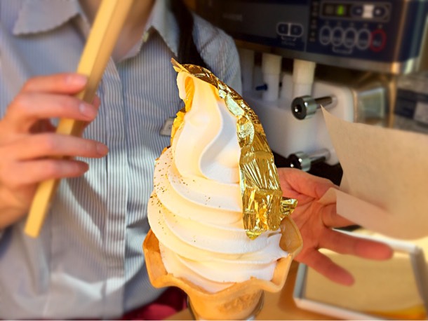 金箔ソフトクリーム 891円