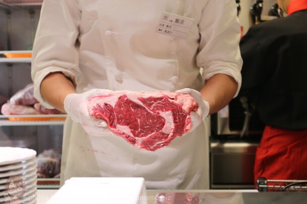 いきなりステーキ 目の前でお肉をカット
