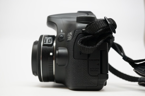 「EF-S2428STM」を70Dに装着した横からの様子