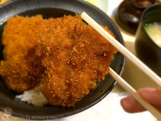 甘辛醤油ダレにくぐらせた揚げたてのトンカツ