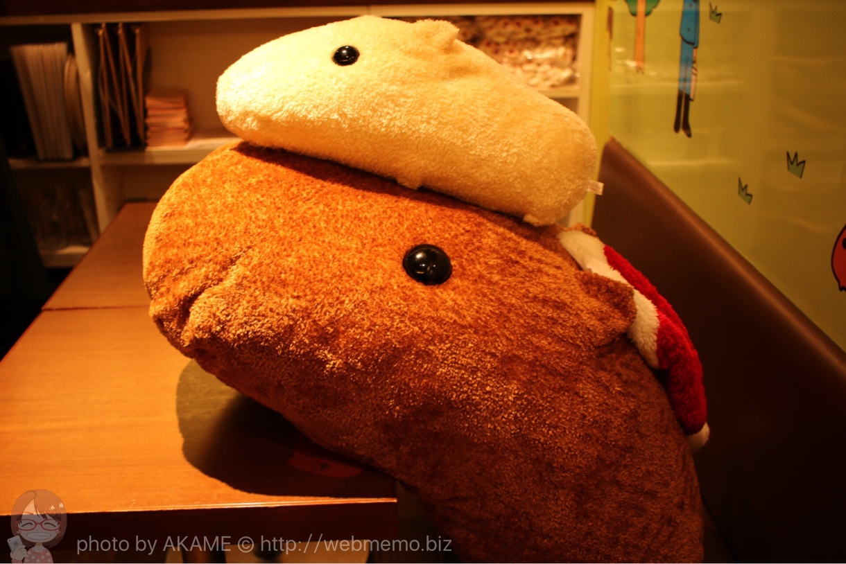 机に向かうカピバラさん