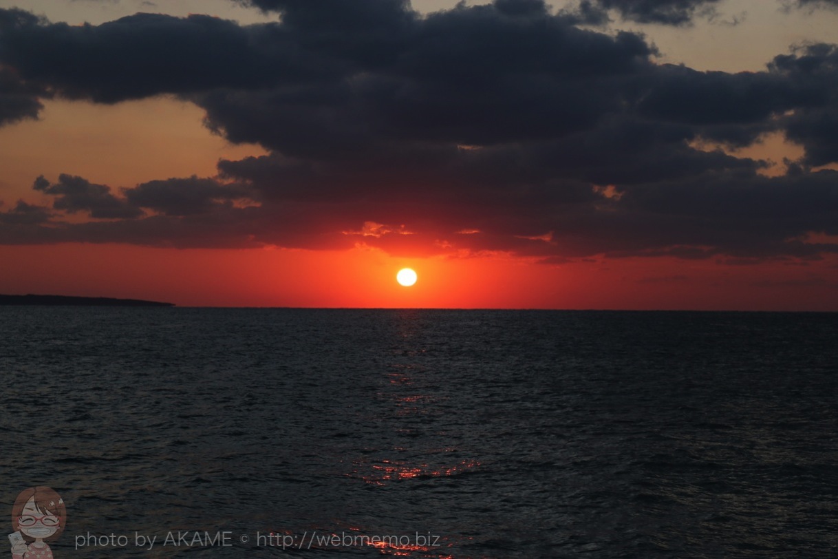 西平安名岬の水平線に沈む夕日