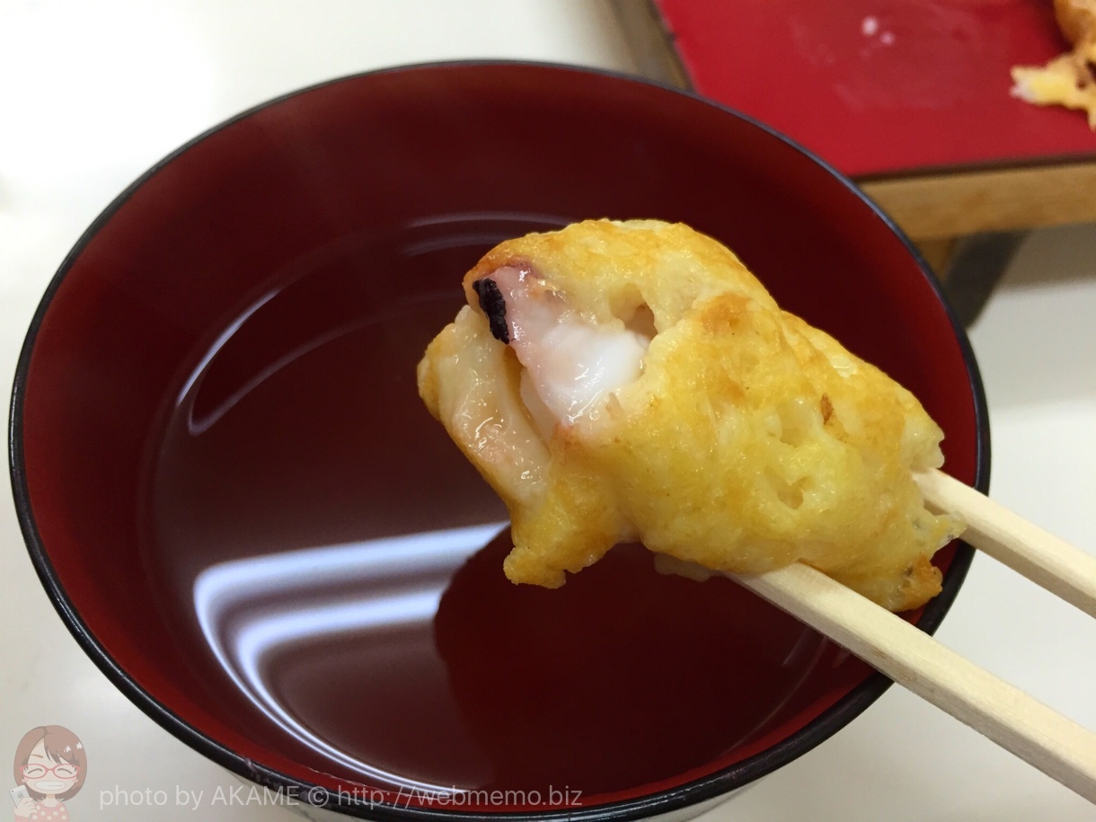 出汁に付けて食べる明石焼き