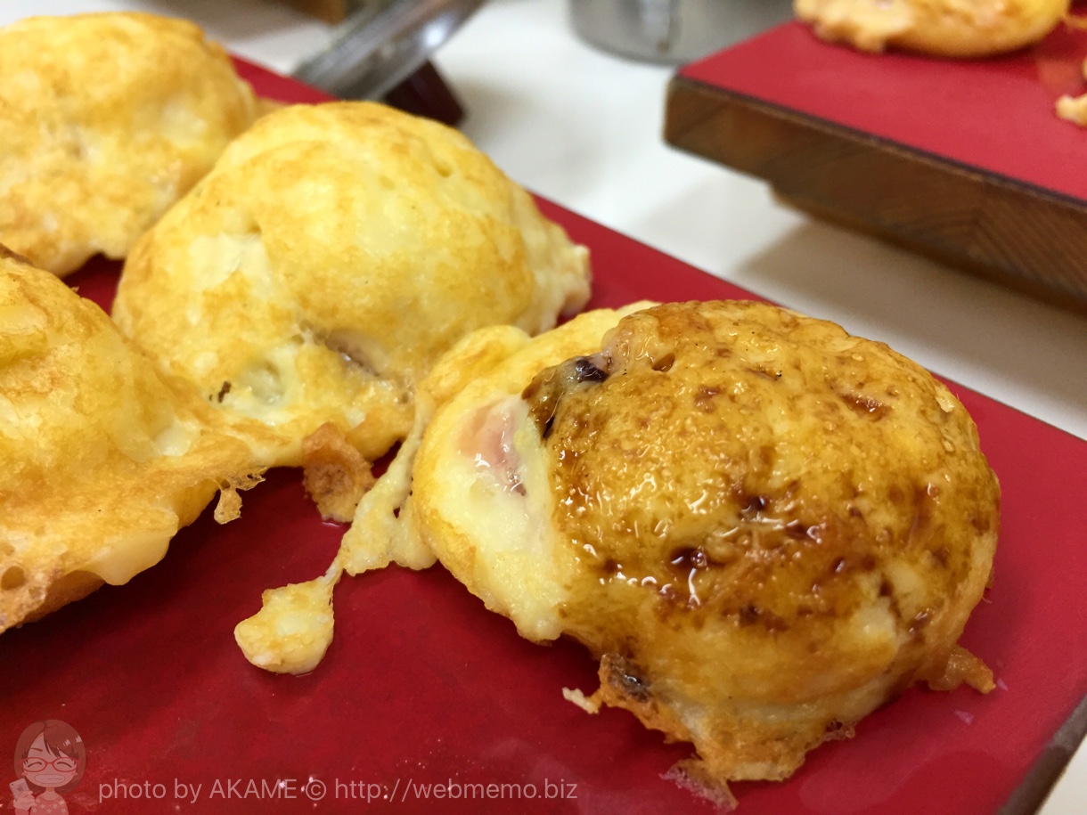 ソースにつけて食べる明石焼き