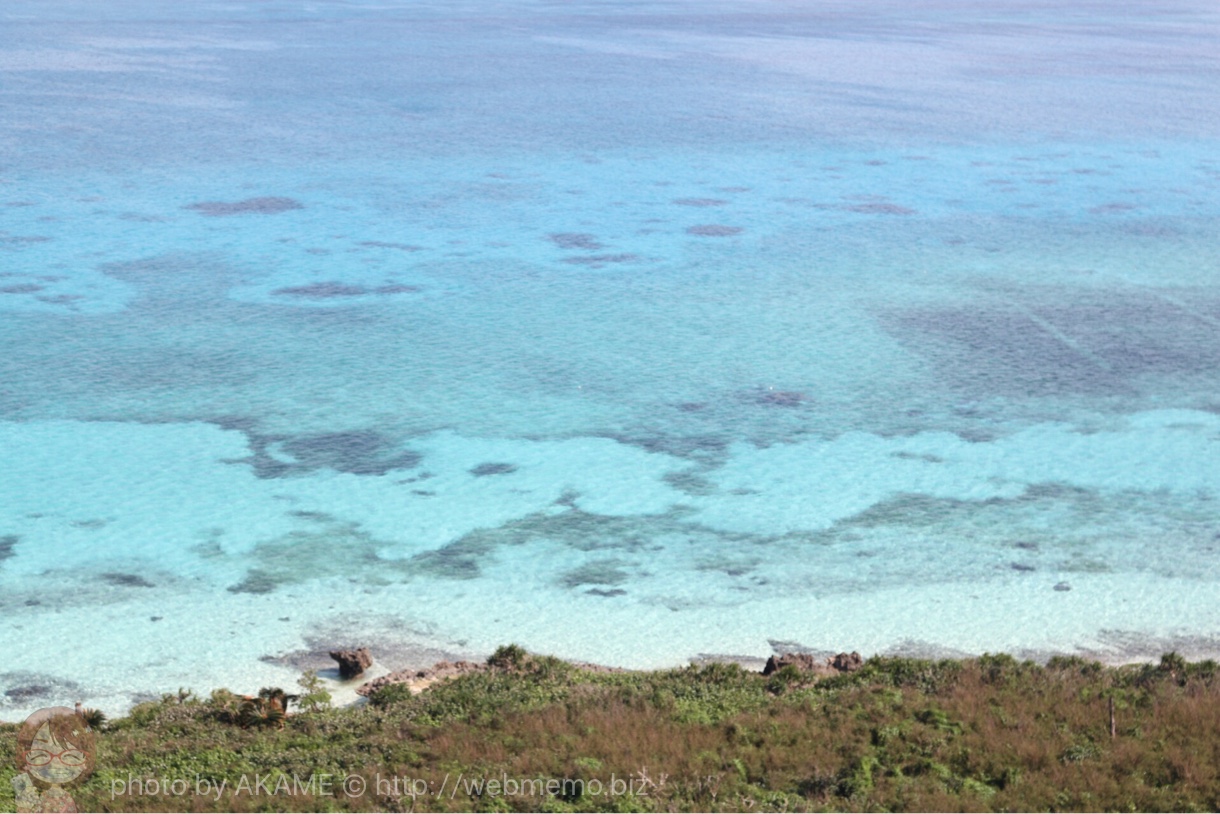 透明度の高いエメラルドグリーンの海