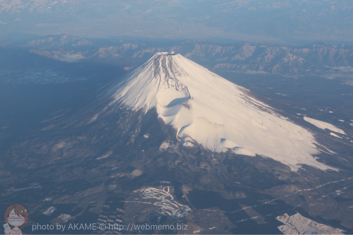 上空から撮影した雪化粧した富士山