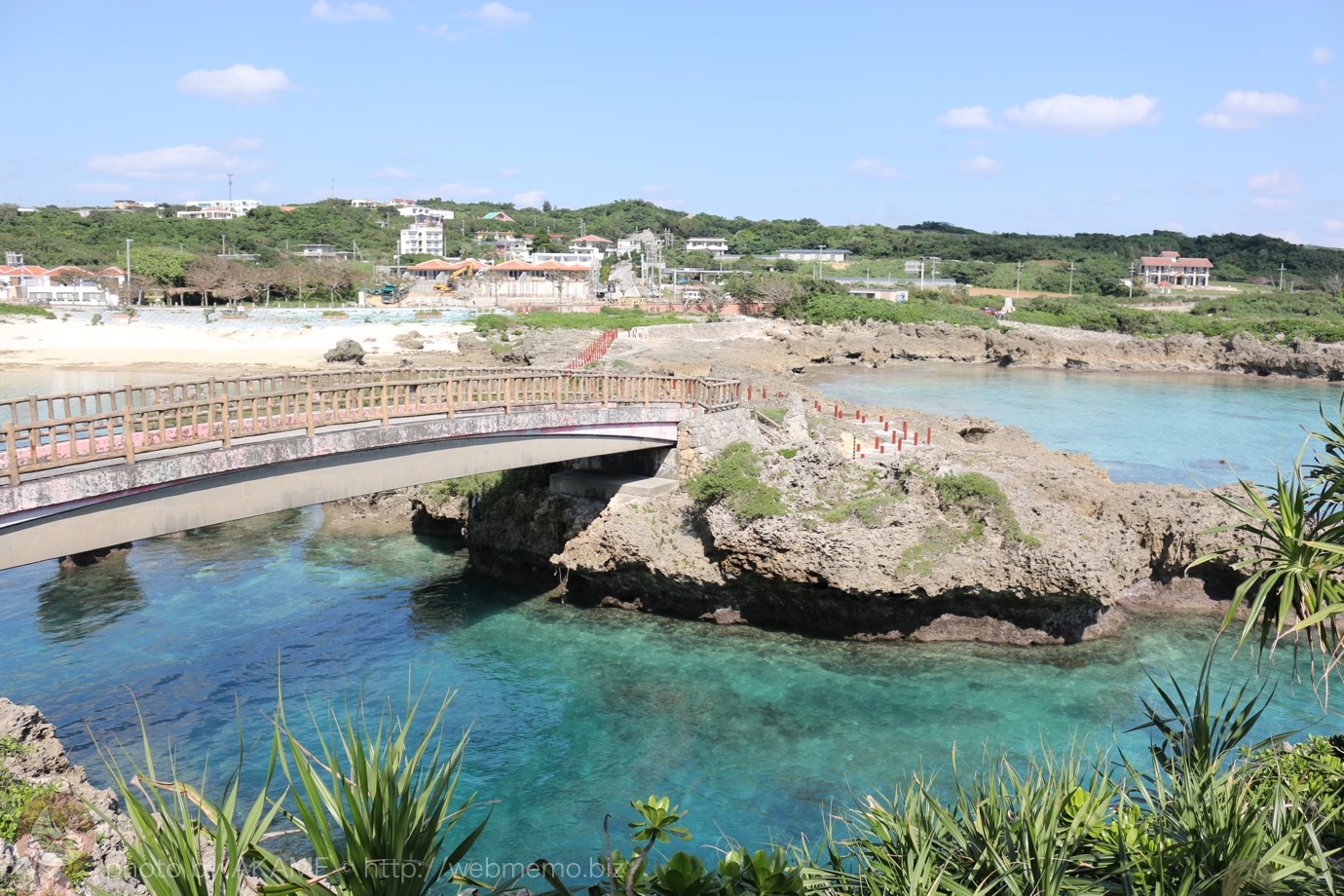 渡ってきた橋の様子と綺麗な海