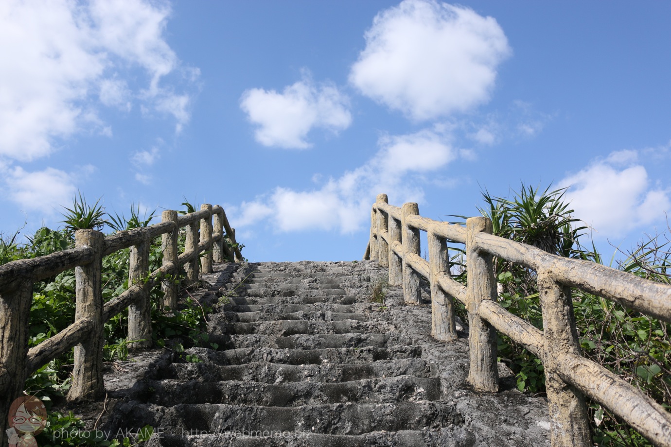 青空に向かってのびる階段