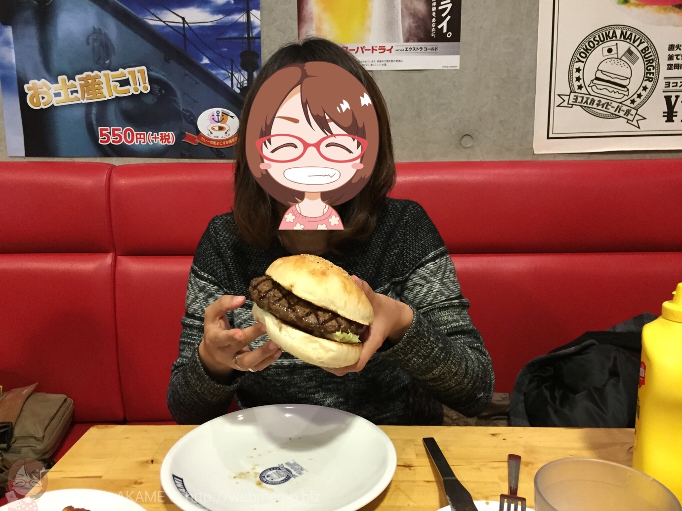 ネイビーバーガーの横からの様子
