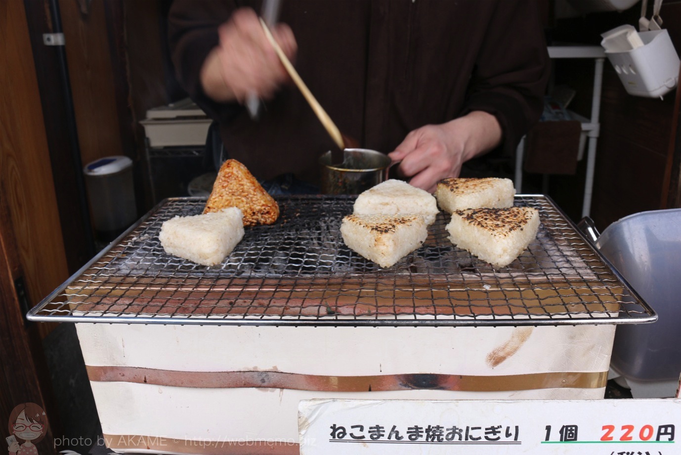 ねこまんま焼おにぎりを作っている様子