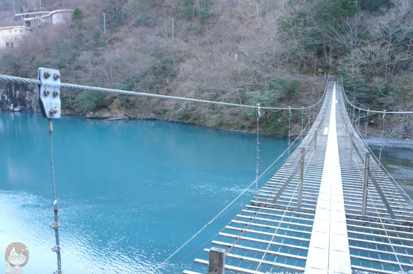 夢の吊り橋とコバルトブルーの湖