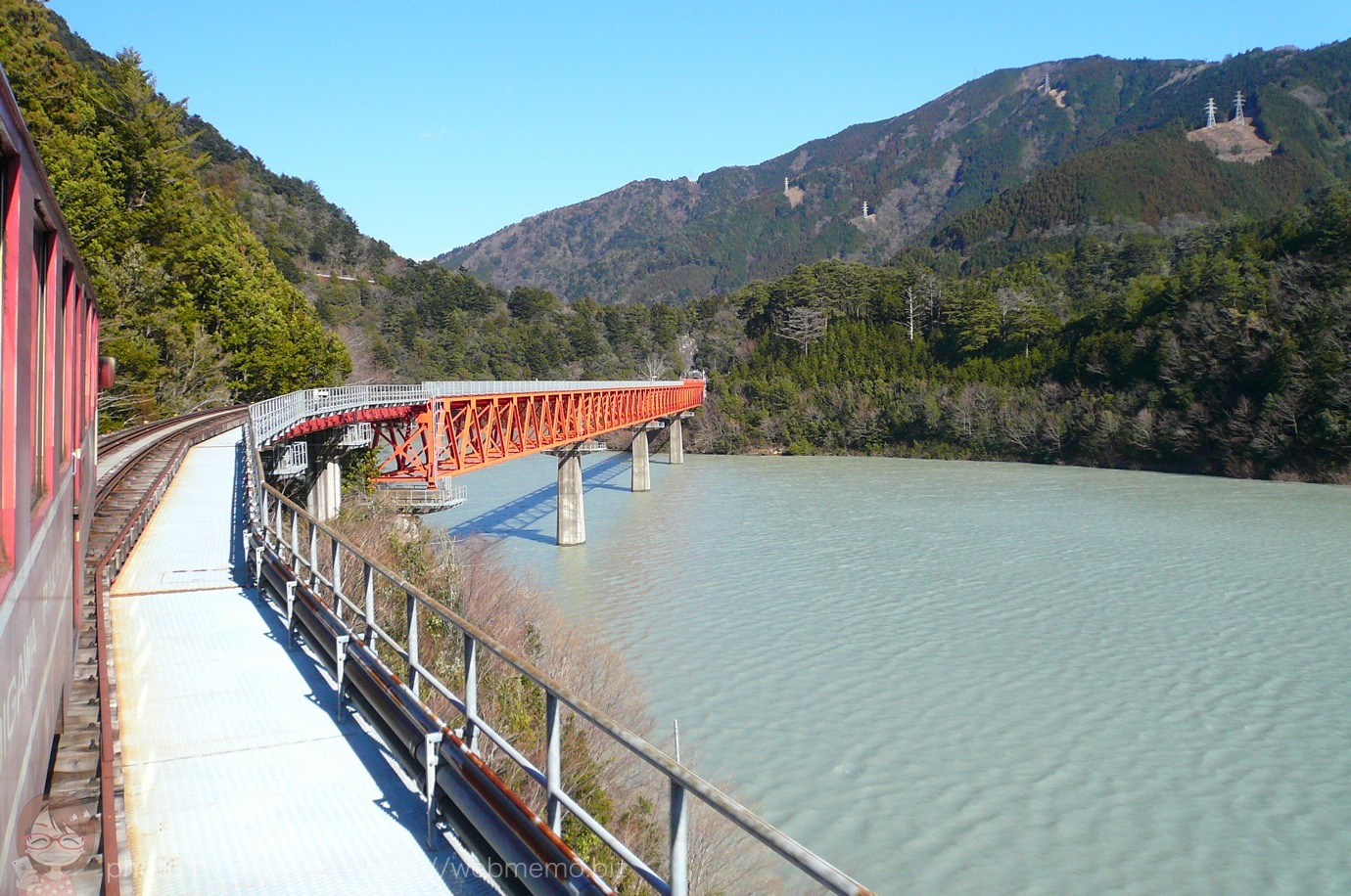 日本唯一の湖上駅「奥大井湖上駅」に向かっている様子