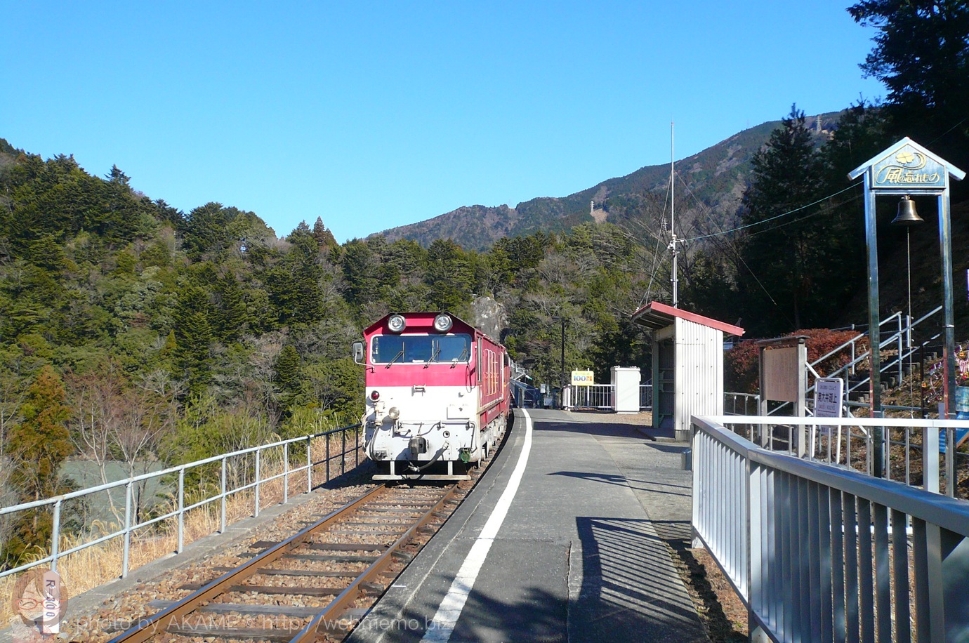 奥大井湖上駅から南アルプスあぷとラインを見送る様子