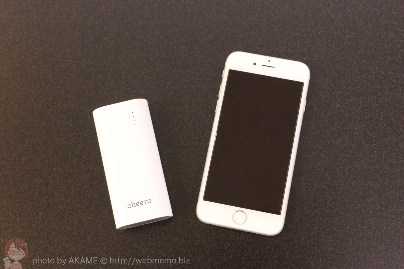 cheero Power Plus 3 mini 5200mAh ホワイトとiPhone 6のサイズ比較