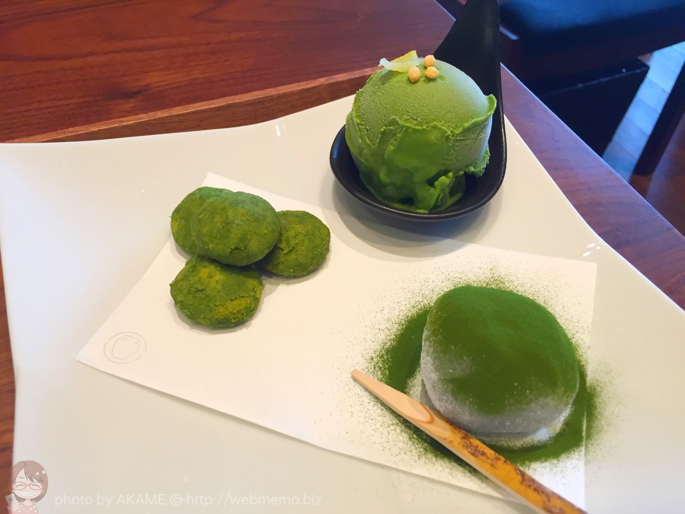 抹茶スイーツ3種類。写真奥が利休抹茶あいすくりーむ、写真右が堺利休餅、写真左が利休抹茶ぽるぼろん