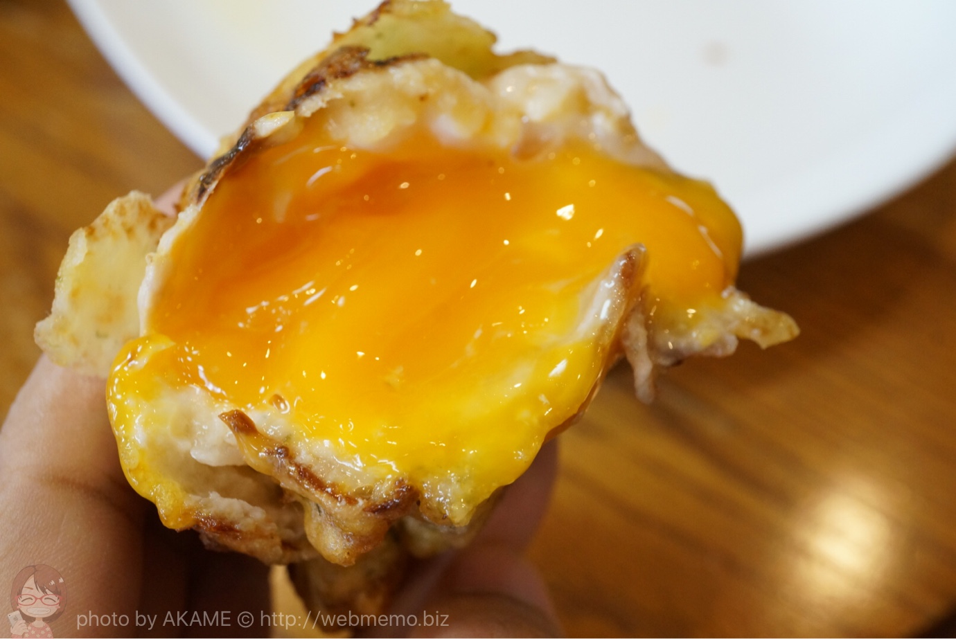 ロッと肉巻き揚げたまごの断面 トロッと溢れる黄身