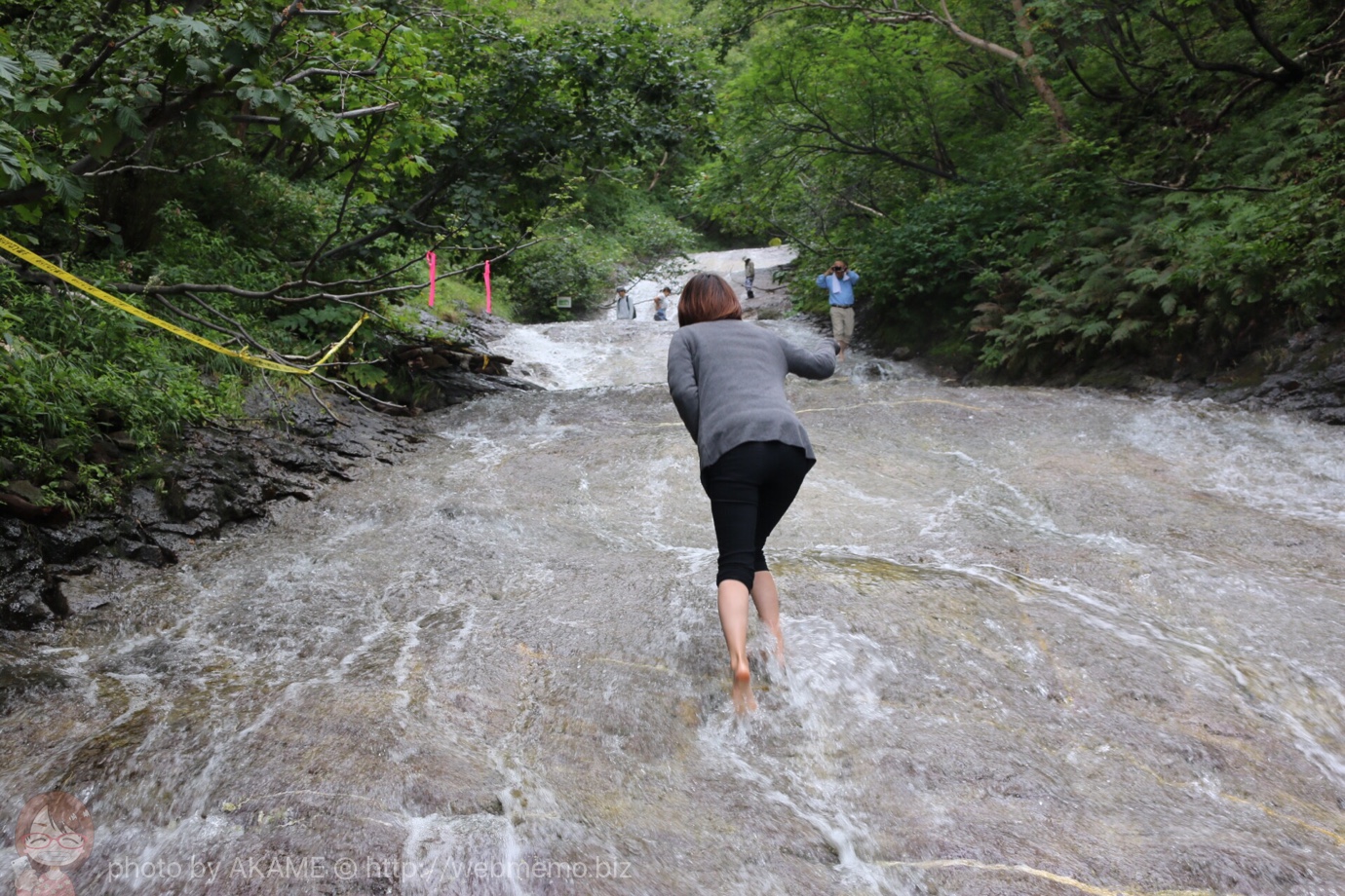 知床ウトロ観光 温泉でできた「カムイワッカ湯の滝」を素足で登った!超楽しいけど規制に注意