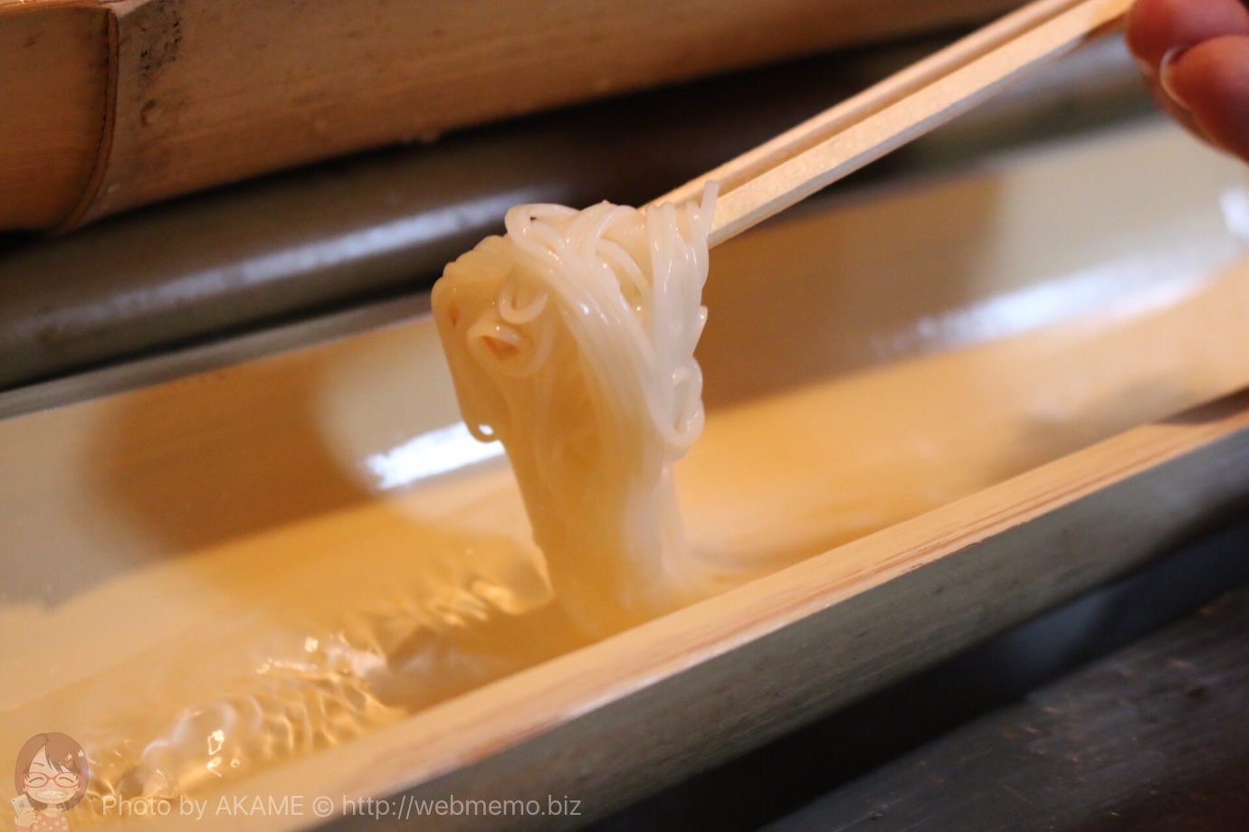 流しそうめんを掴んでいる様子