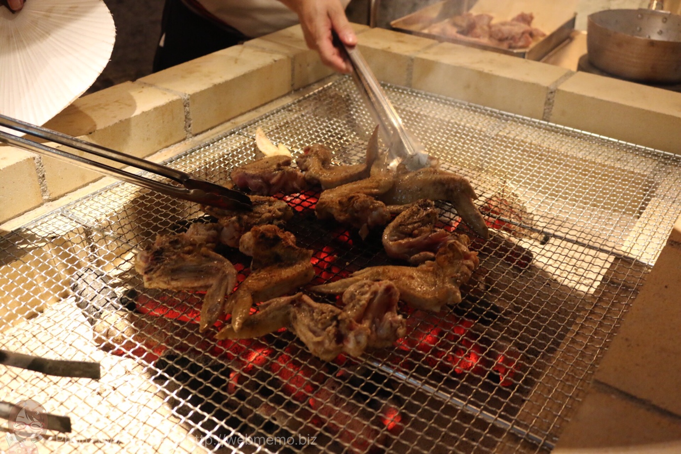 手羽先を焼く店員さん