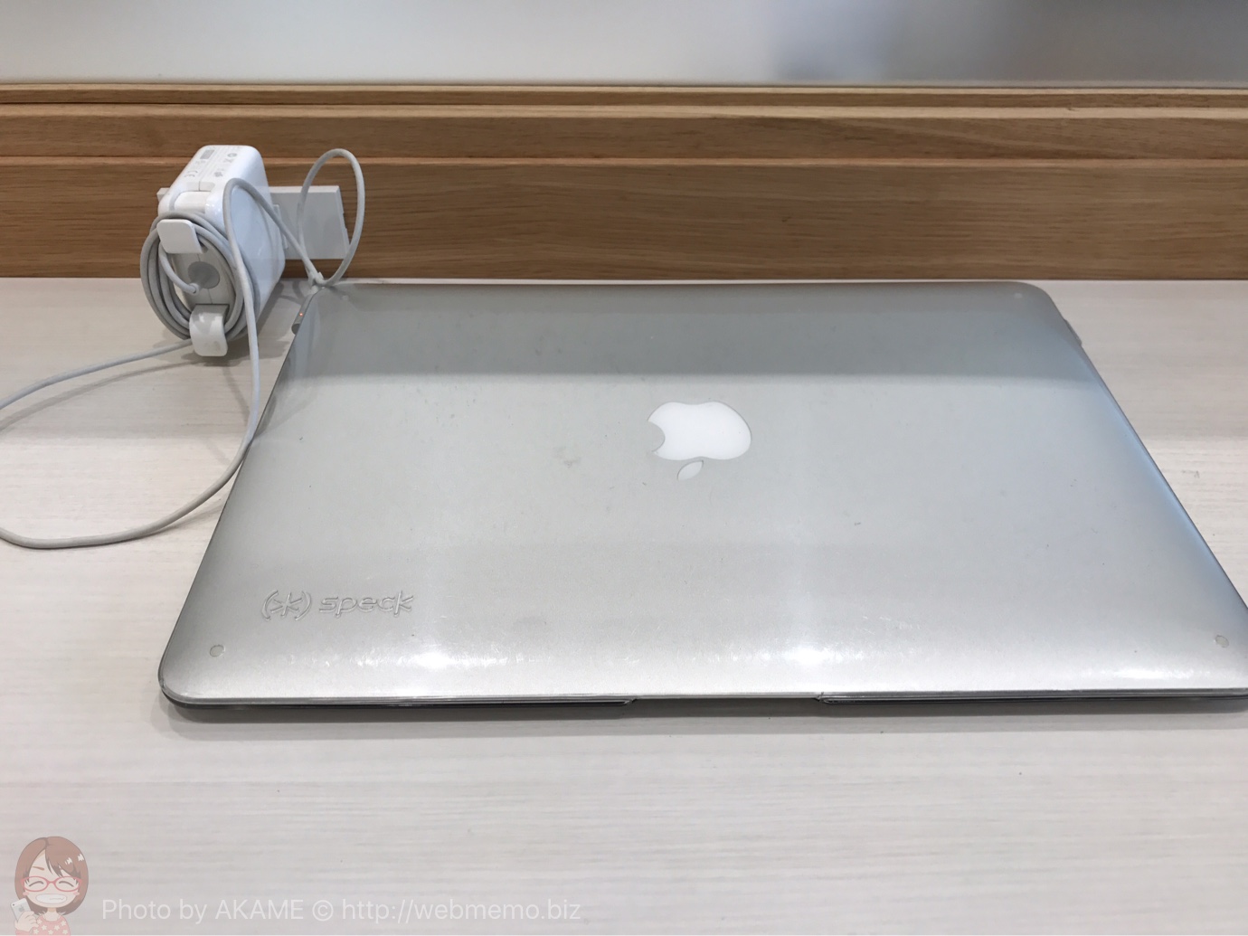 Macをテーブルに置いた様子