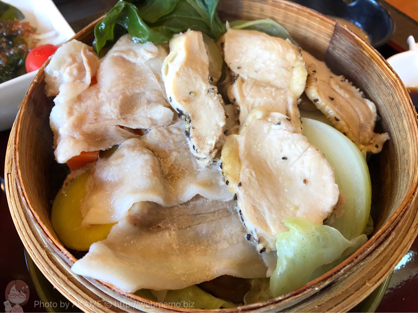 セイロ蒸しの中に入っている箱根山麓豚と富士山麓 大腸チキン・各種野菜