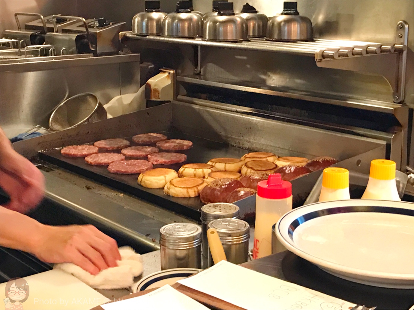 ハンバーガーを作る光景