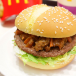 [Å] かるびマックが大復活！肉の上に肉が乗る肉バーガーに歓喜【PR】