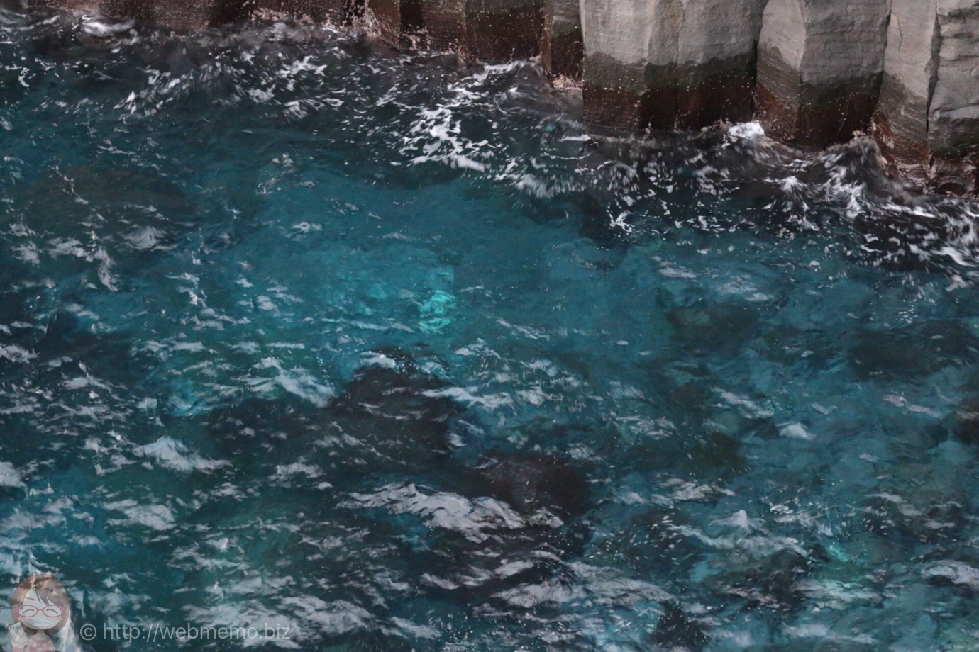 門脇吊り橋から見たコバルトブルーの海