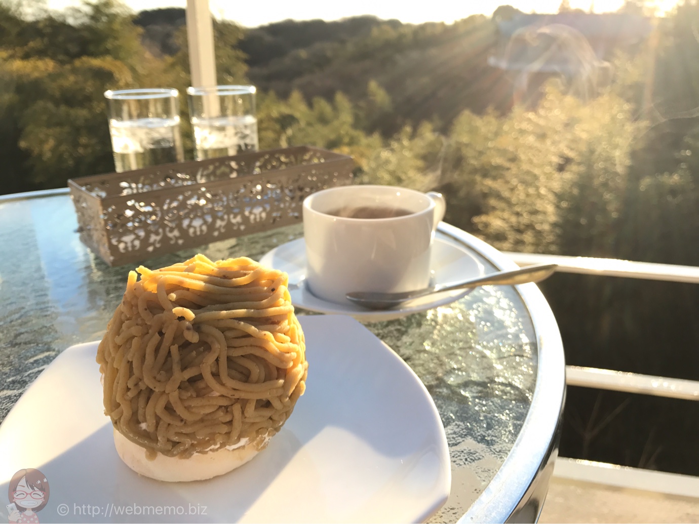 テラス席でモンブランとホットティー
