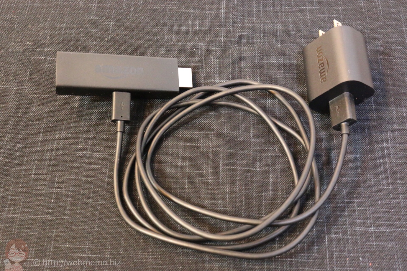 ケーブルでACアダプタとスティック本体を繋ぐ