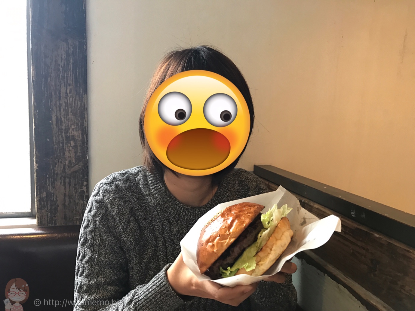 ハンバーガーを持ち上げた様子