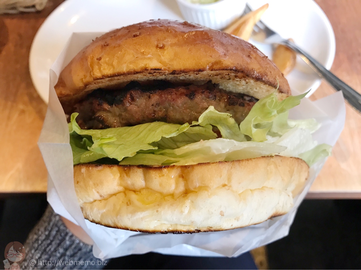 バーガー専門店「フェローズ」は開店前から行列!超ビッグ、肉の香ばしさが最強のハンバーガー