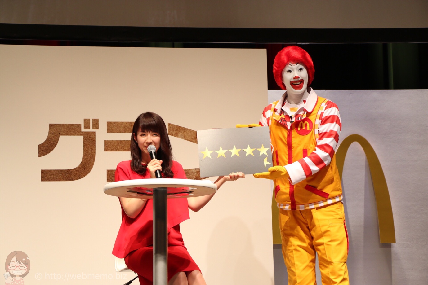 評価を付ける平井 理央さん