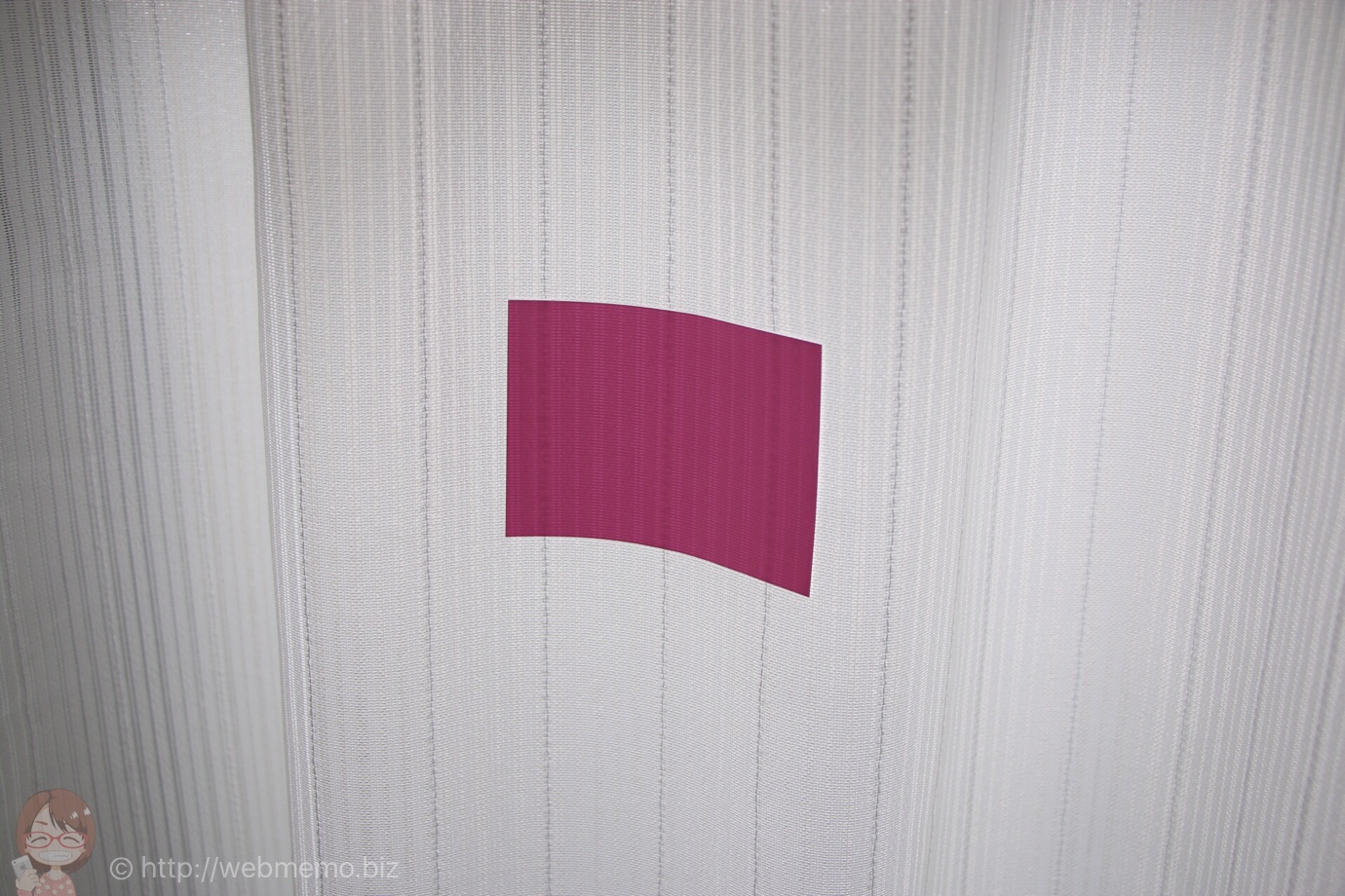 カーテンに貼り付くmagnetic NOTES