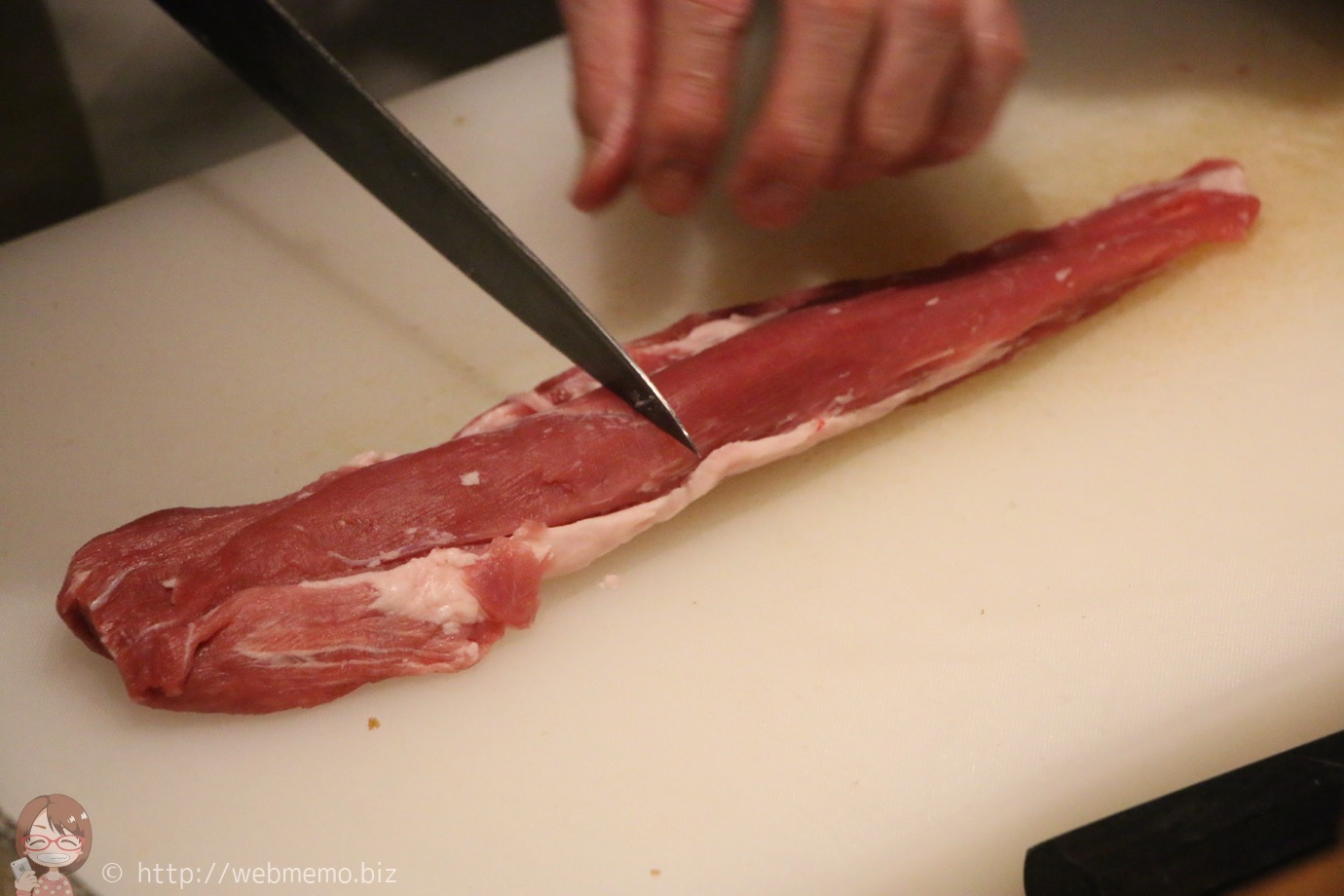 ヒレ肉の塊を目の前でカット