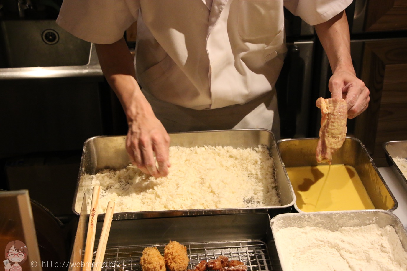 トンカツに衣つけ