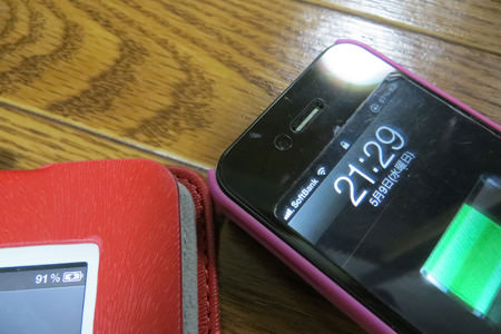 新しいiPadとiPhone4充電中