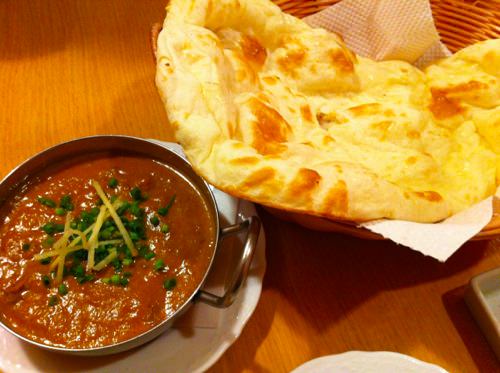 ネパール料理 マトンカレーとナン