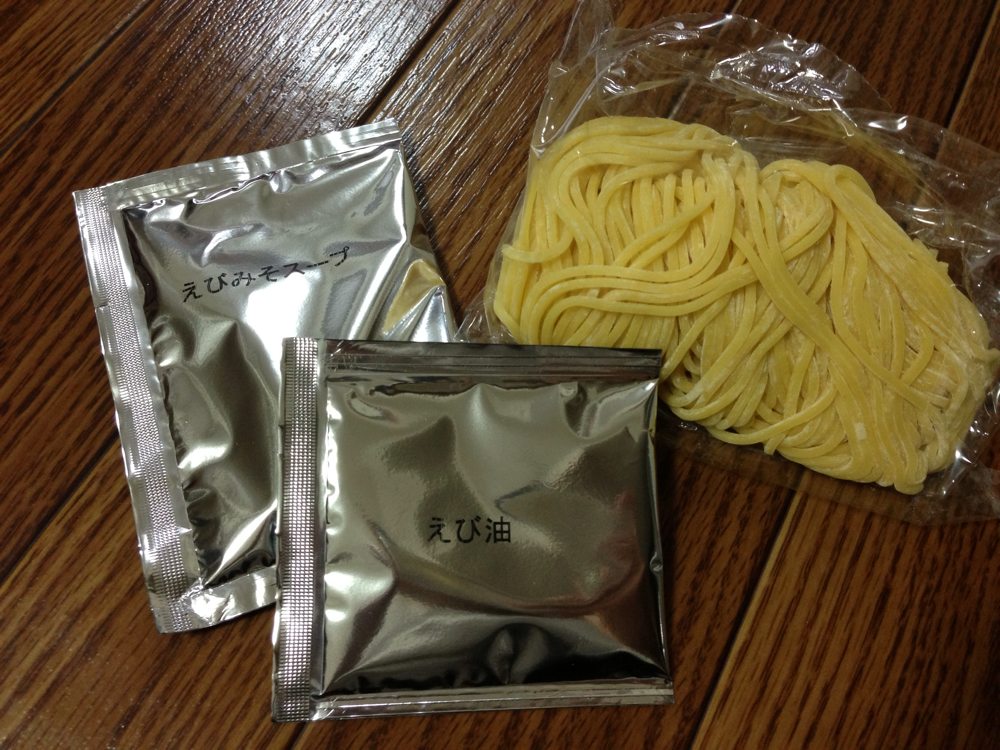 麺とスープ、海老油