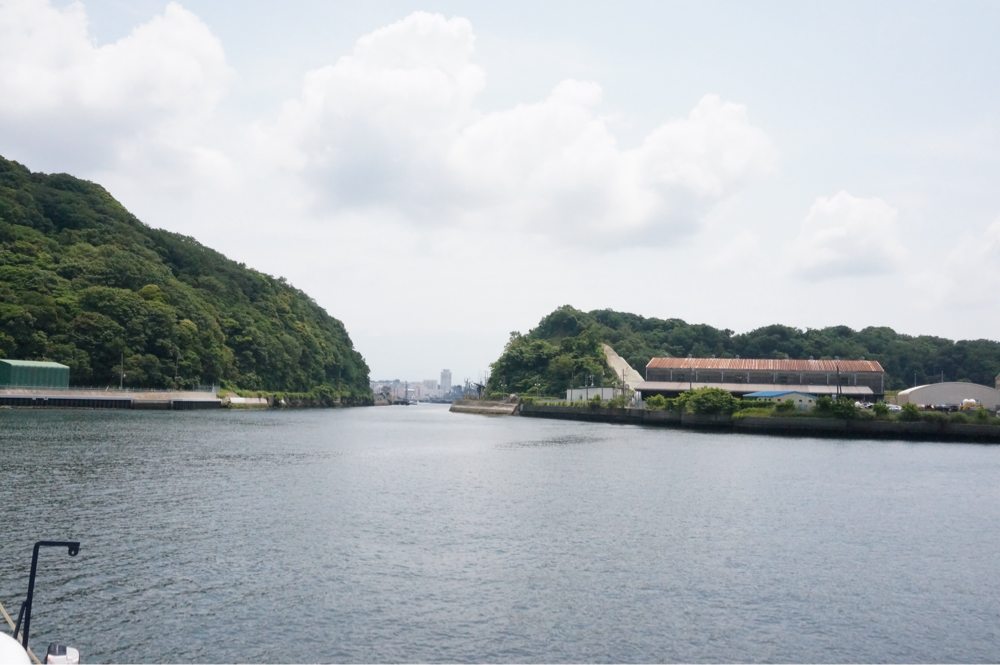 細い水路を通ってまた移動