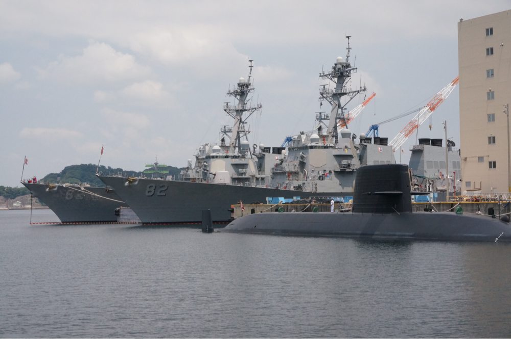軍艦と潜水艦のコラボ