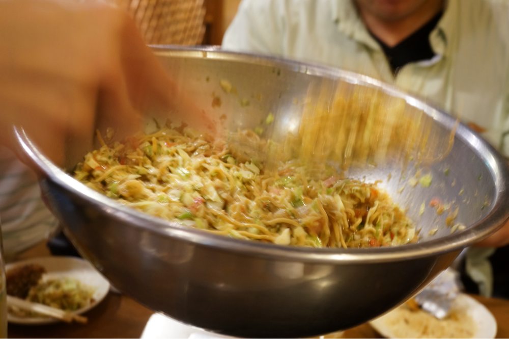 店員さんが作るもんじゃ焼き