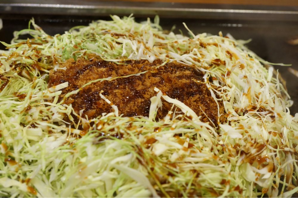 大量のキャベツでメンチカツを囲い込みます