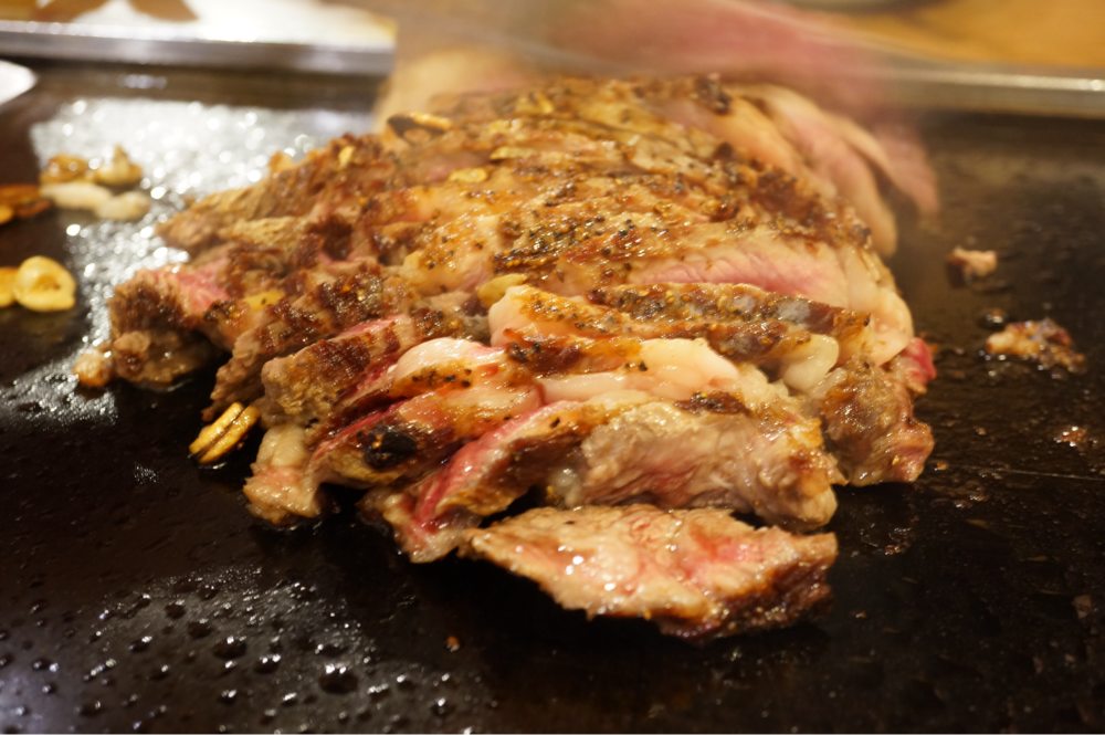 手際よく店員さんがお肉をカット