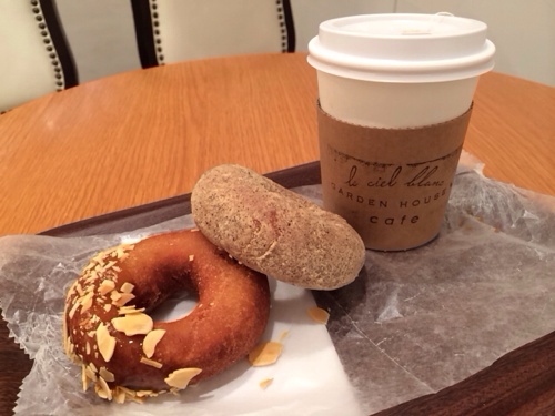 紅茶ときなこドーナツとこの店一番人気のメープルナッツ