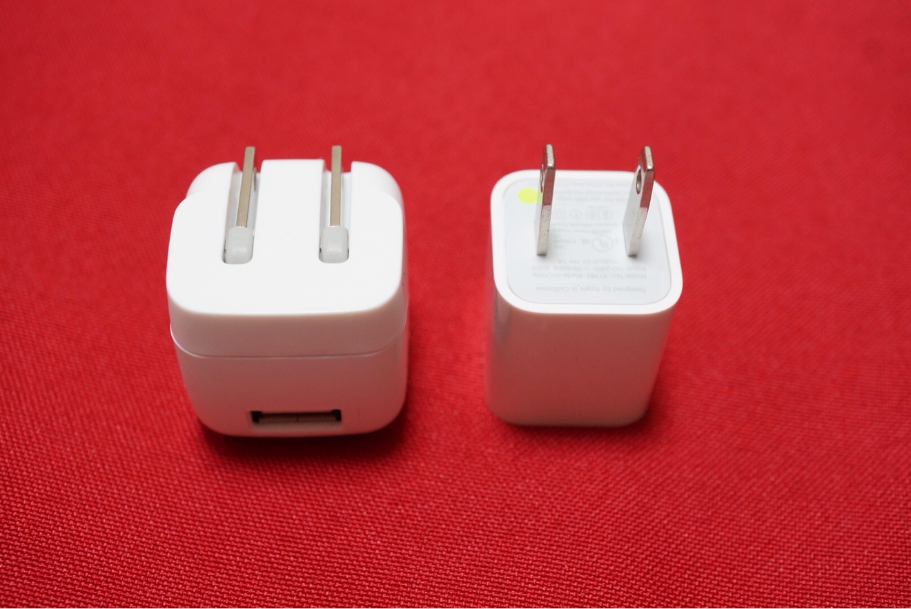 閉じた状態とiPhone付属品の比較